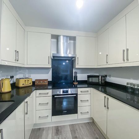 2 Bedroom City Centre Apartment In High Wycombe With Parking Luaran gambar